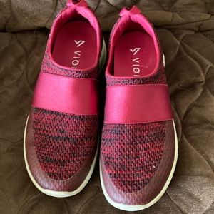 Size 7 Skechers slip on tennis shoes